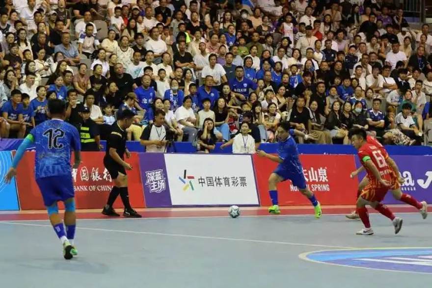 爱看球团队工作场景：编辑与数据人员整理赛事信息
